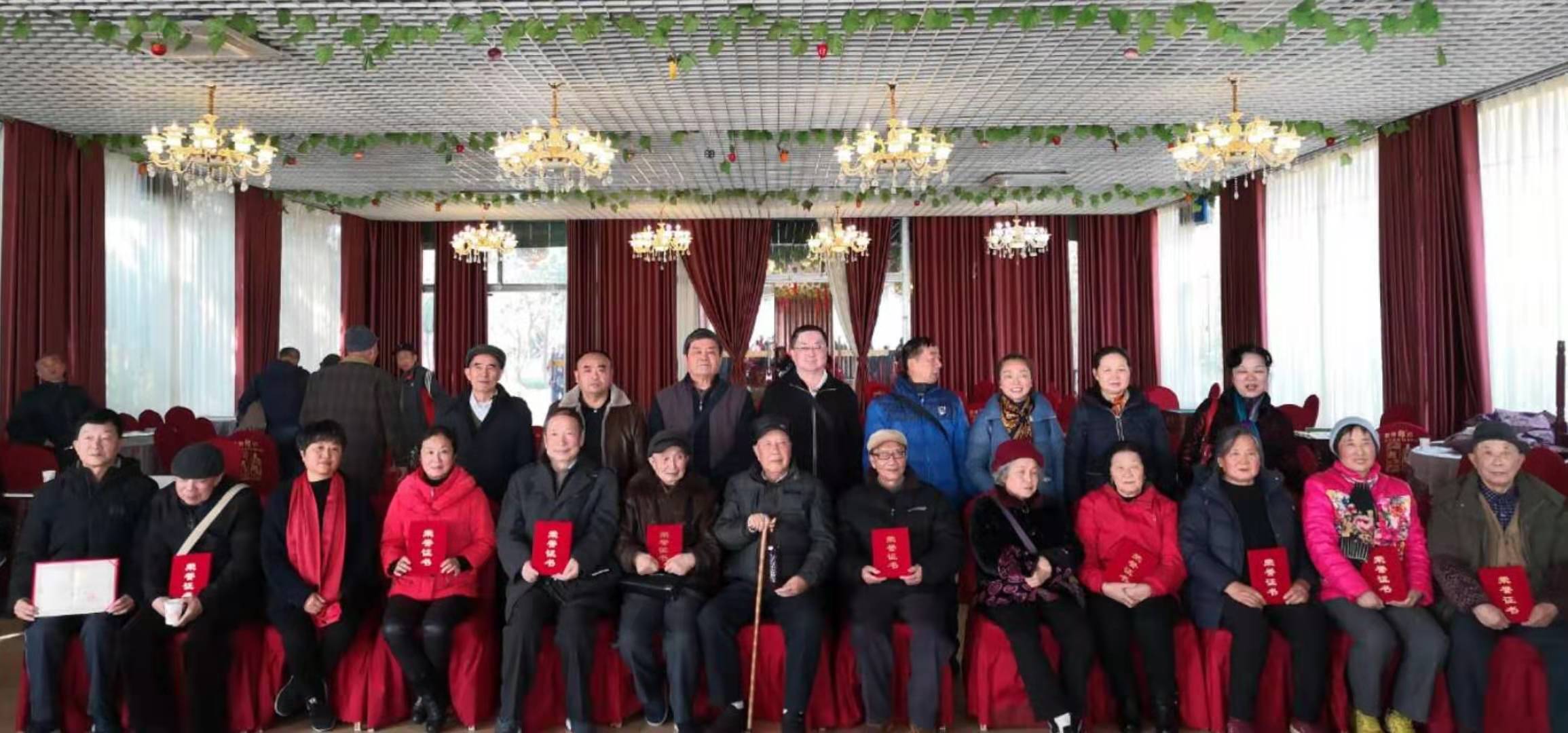 获胜者合影