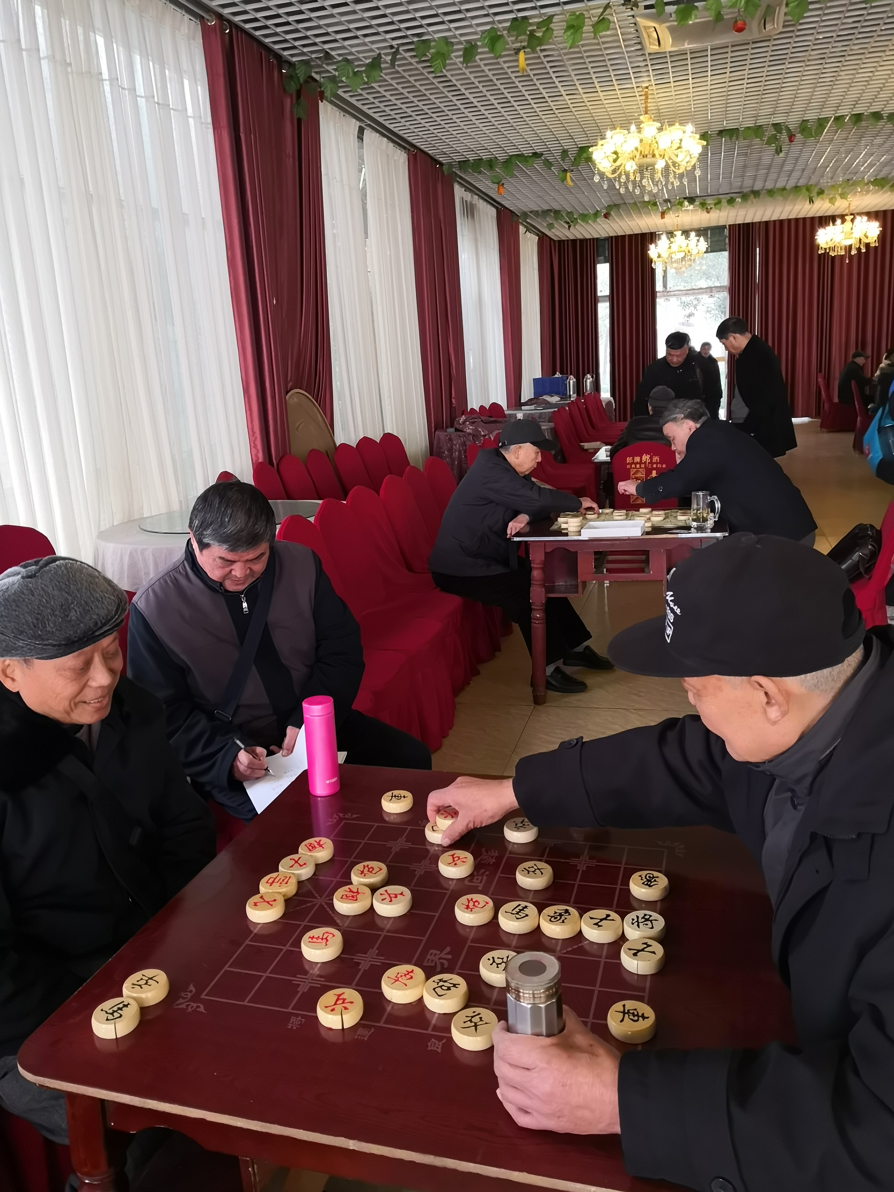 选手专心比赛,裁判认真记录