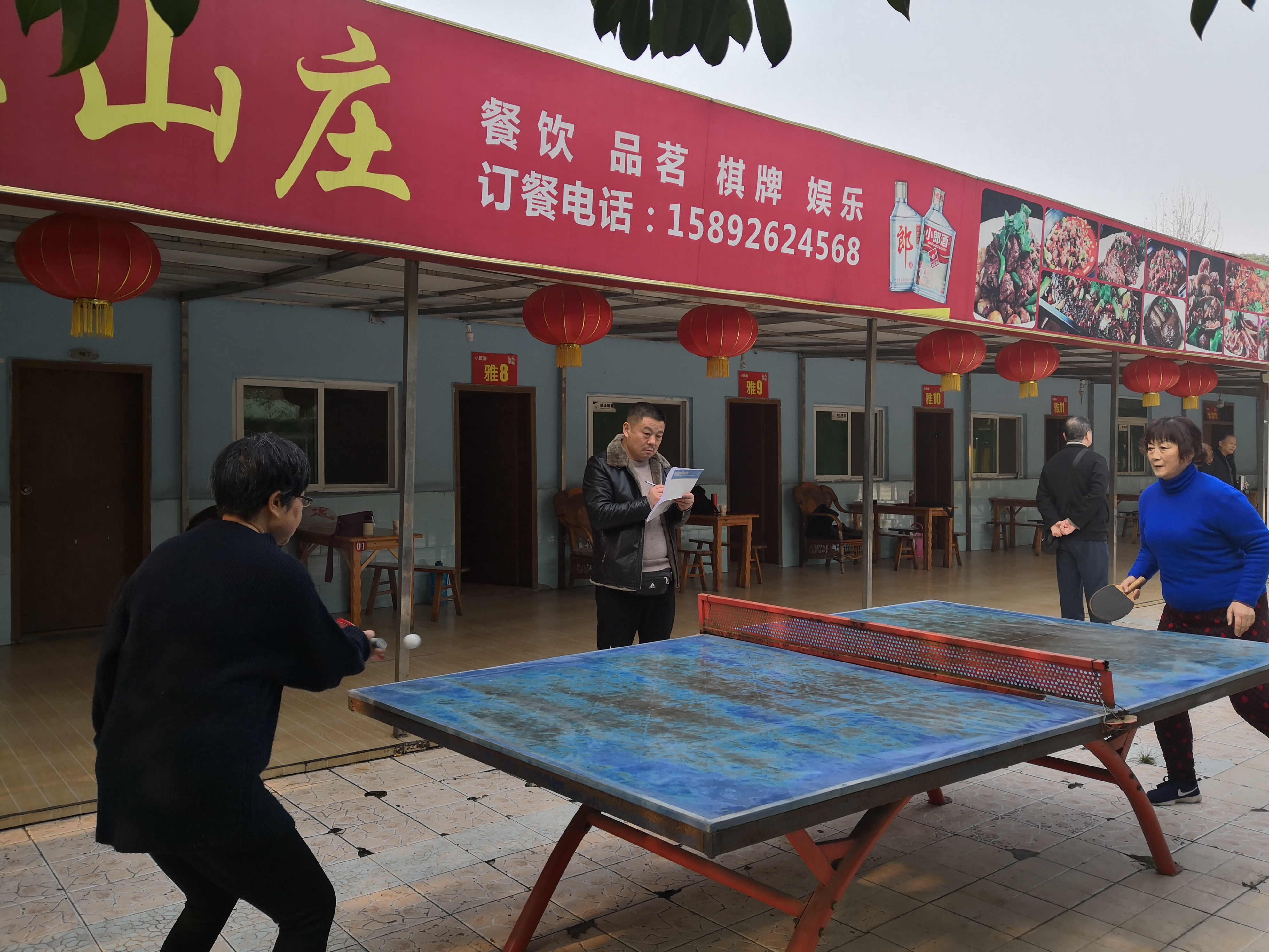 选手奋力拼搏,裁判认真记录